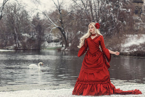 mina dracula red dress 10 Best Bright Red Costumes in Fantasy and Sci-Fi Movies